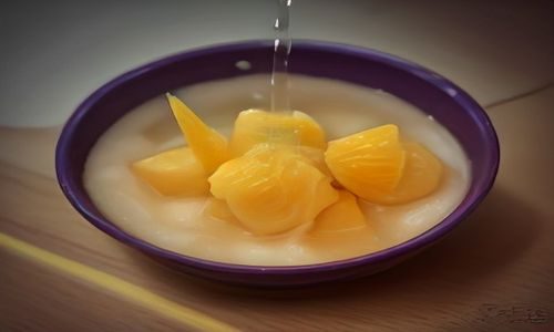家庭厨房中多种蘑菇摆放在料理台上，香菇平菇金针菇等各品种整齐陈列，准备下锅烹饪