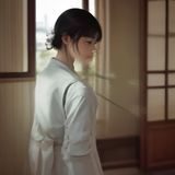 林晓菌，菌菇研究专家，身穿白色实验服在实验室中工作，专业严谨气质